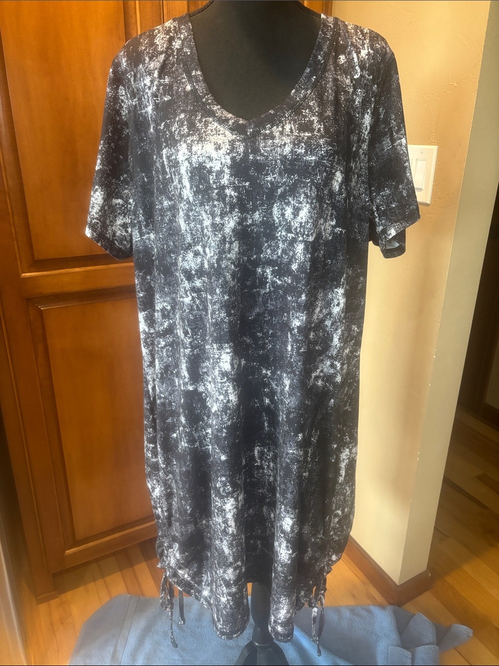 Black & White Tie-Dye Scoop Neck Women's Dress